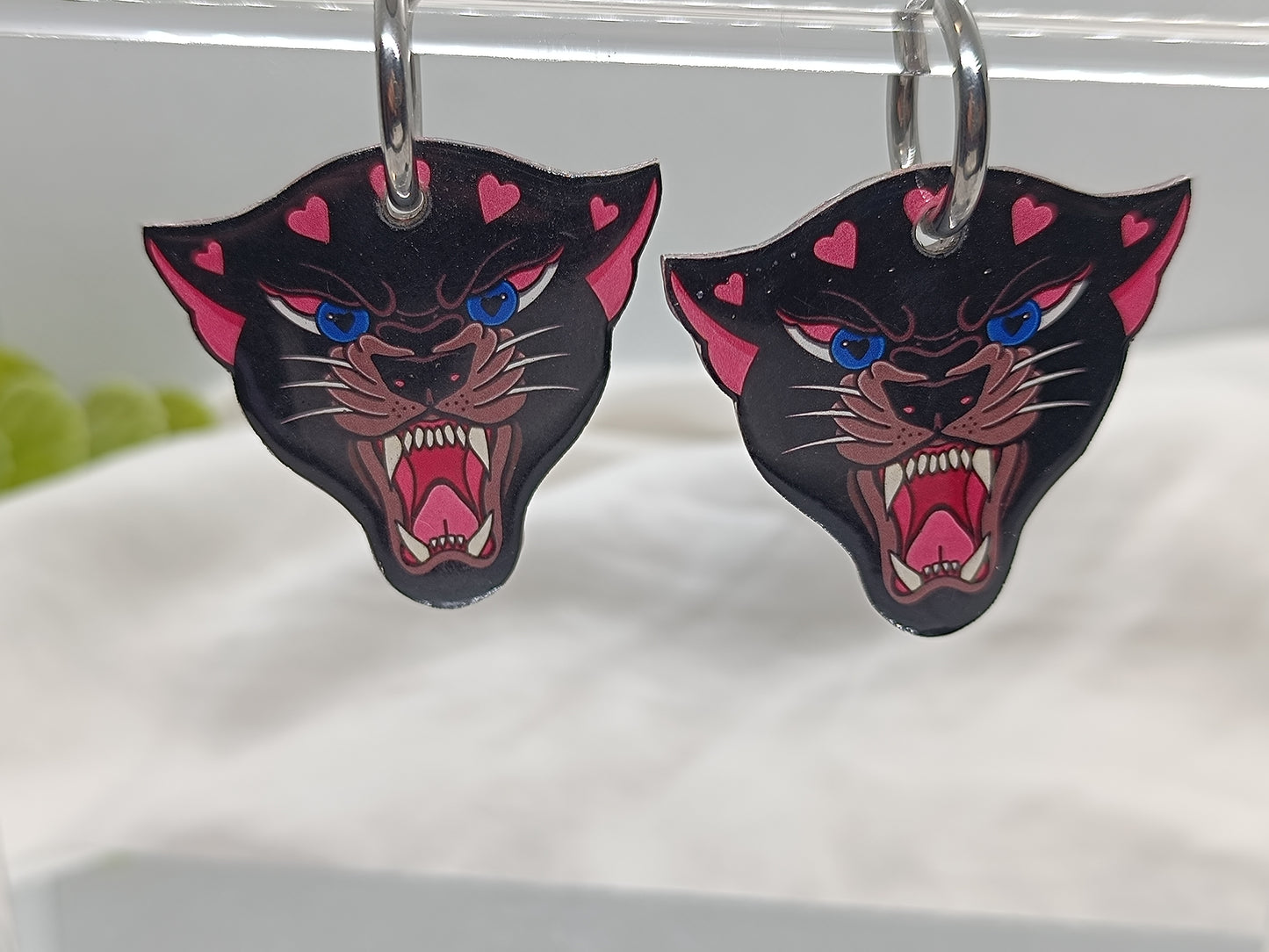 Modelo colmillos negro