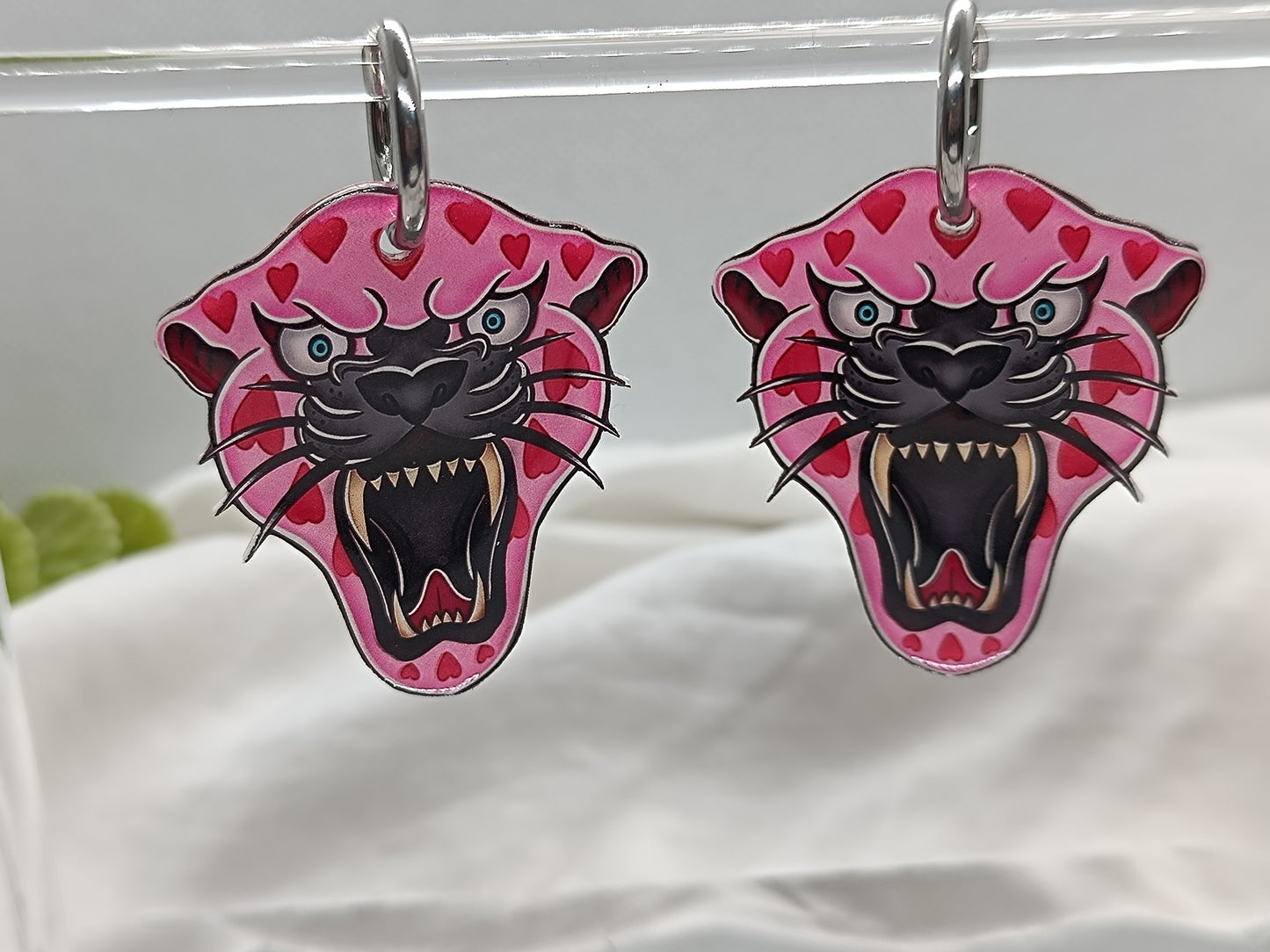 Modelo colmillos rosa