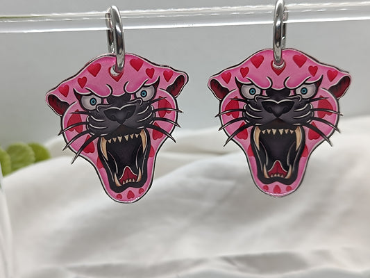 Modelo colmillos rosa